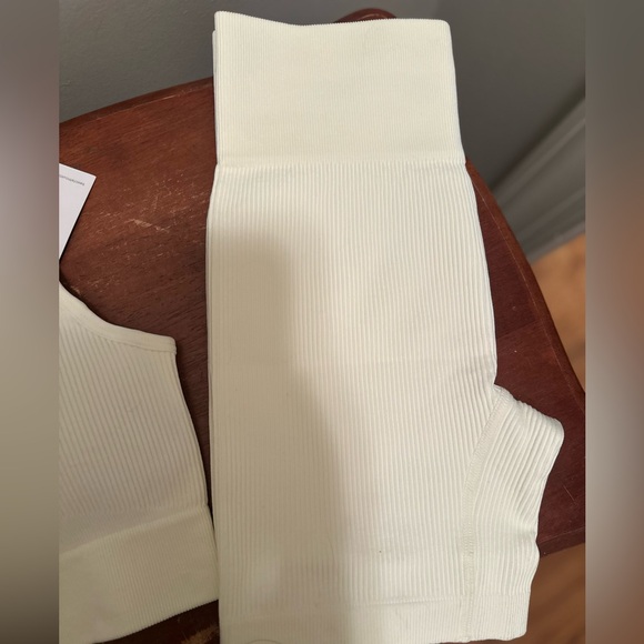 🛍️NWT QINSEN Women’s 2 Piece Cream Work Out Set - Picture 6 of 10